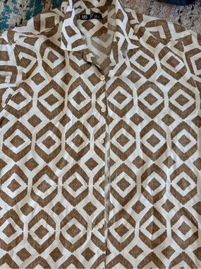 Men's Geometric Print Casual Button-Down Shirt — Brown & White